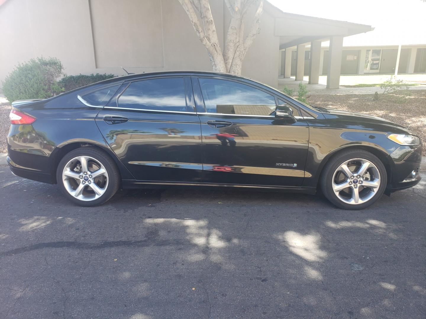 2014 /gray and black Ford Fusion Hybrid SE (3FA6P0LU3ER) with an 2.0L L4 DOHC 16V engine, 6-Speed Automatic Overdrive transmission, located at 323 E Dunlap Ave., Phoenix, AZ, 85020, (602) 331-9000, 33.567677, -112.069000 - 2014 Ford Fusion SE Hybrid......EXCELLENT condition,....ONLY 110K MILES!!!..... A Real Must See!!.... No accidents, Power everything, Touch screen Stereo/cd player, Phone sync, Bluetooth, Satellite compatible, Backup camera, Navigation, Ice cold ac, Clean Gray and Black interior with Black cloth sea - Photo#4